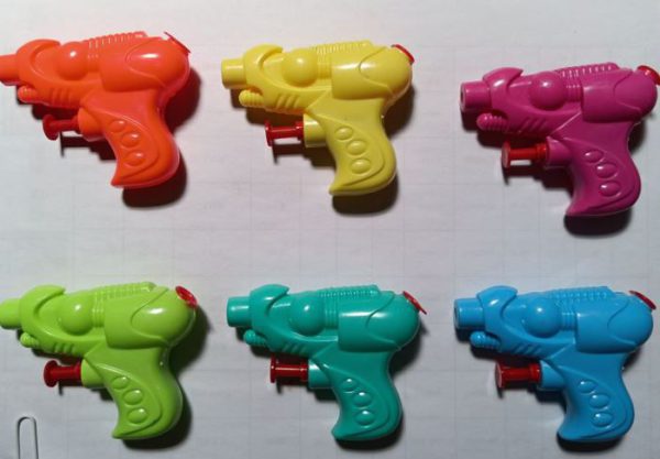 צעצועים בשקל + רובה מים מגוון צבעים